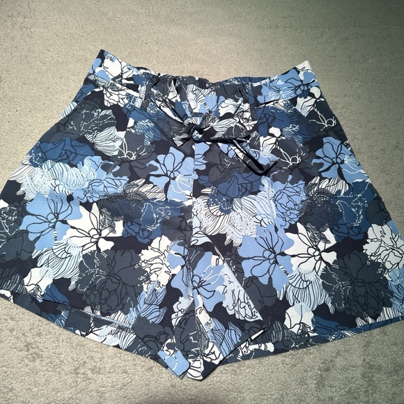 Banana Republic Pants - Elaine rose Waist Floral Shorts - Blue and White size M